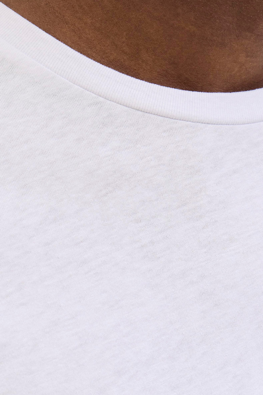 T-shirt blanc à manches courtes de JACK & JONES, col rond visible et tissu en coton texturé.