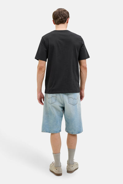 T-shirt à manches courtes noir de Originals by Jack & Jones, porté avec un short en jean et des chaussures décontractées.