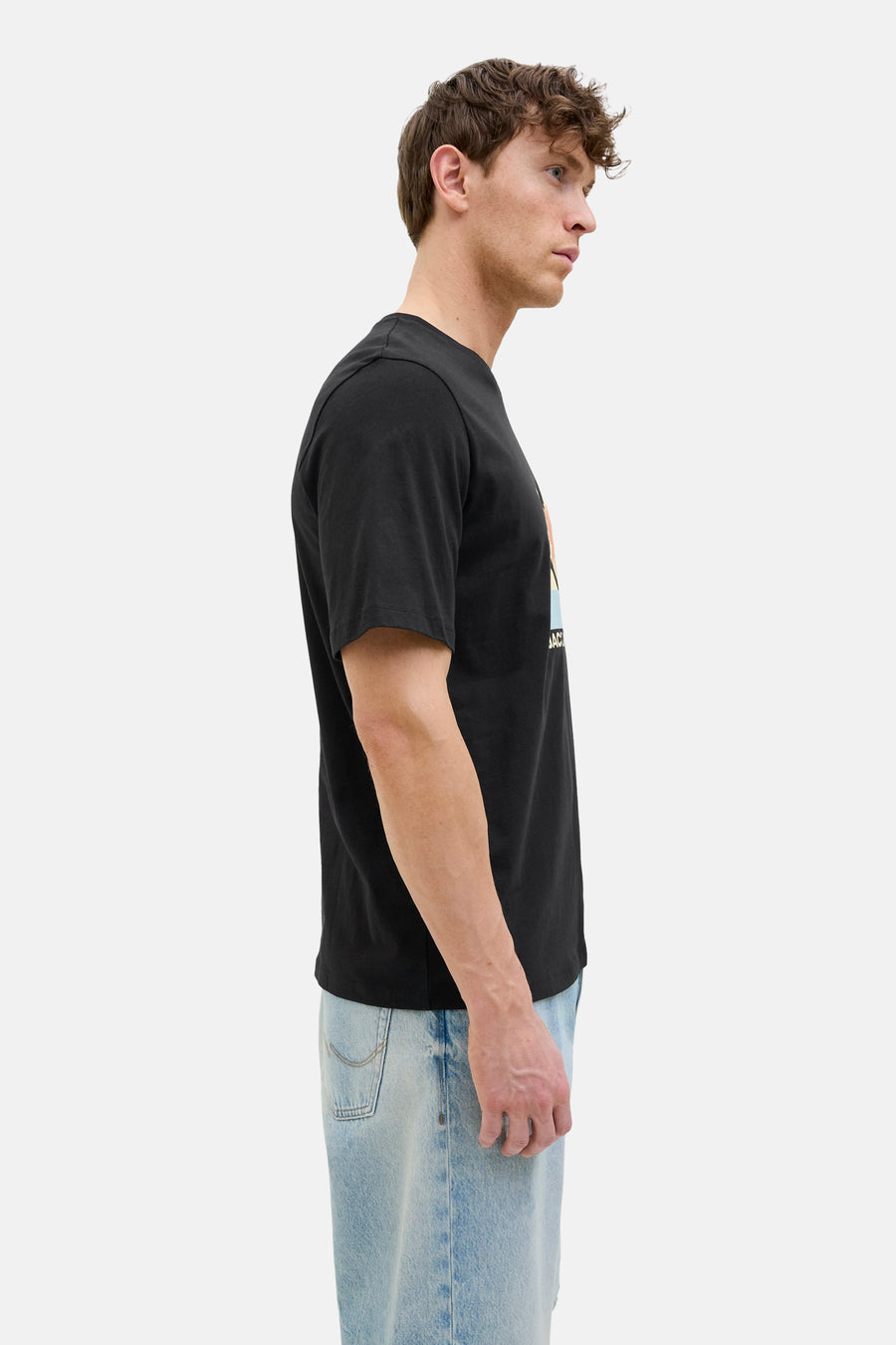 T-shirt à manches courtes noir par ORIGINALS BY JACK & JONES, porté avec un jean clair, vue de côté.
