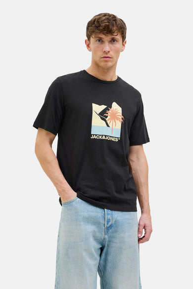 T-shirt noir à manches courtes d'ORIGINALS BY JACK & JONES avec motif graphique paysage et porté avec un jean bleu clair.
