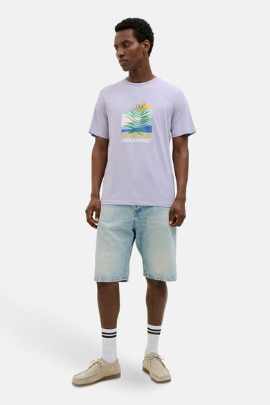 Paars T-shirt met korte mouwen van ORIGINALS BY JACK & JONES met een grafische print, gedragen met een spijkerbroek met korte pijpen en beige schoenen.