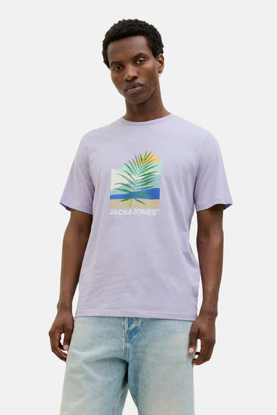 Paarse T-shirt met korte mouwen van ORIGINALS BY JACK & JONES met een grafische print, gedragen met een spijkerbroekshort.