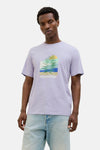 Paarse T-shirt met korte mouwen van ORIGINALS BY JACK & JONES met een grafische print, gedragen met een spijkerbroekshort.