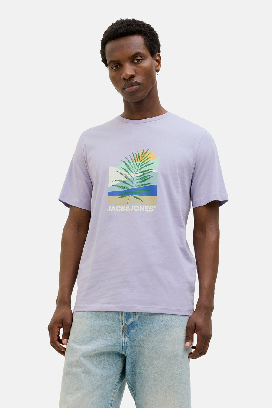 Paarse T-shirt met korte mouwen van ORIGINALS BY JACK & JONES met een grafische print, gedragen met een spijkerbroekshort.