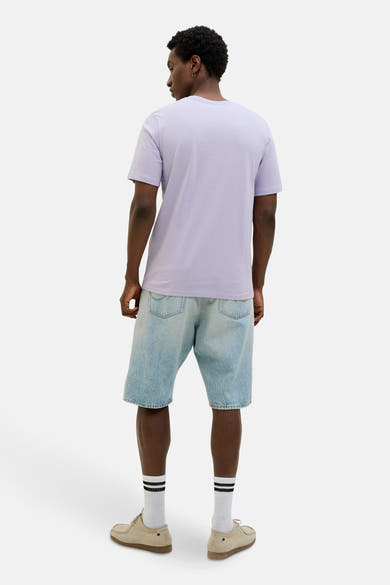 Paars T-shirt met korte mouwen van ORIGINALS BY JACK & JONES, gedragen met een spijkerbroekshort en gestreepte sokken.