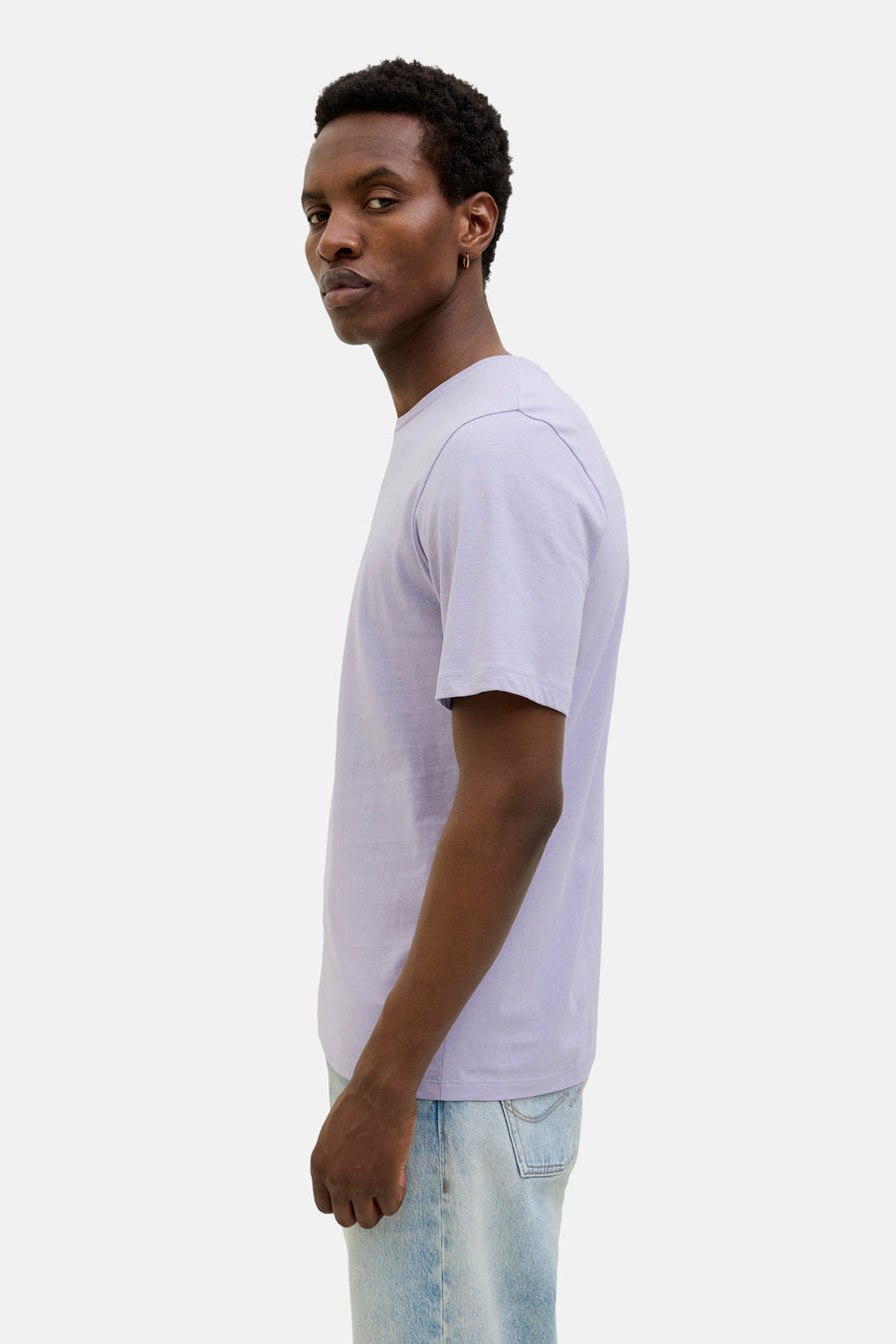 Paars T-shirt met korte mouwen van ORIGINALS BY JACK & JONES, gedragen met een lichte spijkerbroek, zijaanzicht.