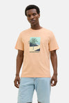 Oranje T-shirt met korte mouwen van ORIGINALS BY JACK & JONES met palmboomprint op de voorkant, gedragen met een spijkerbroekshort.