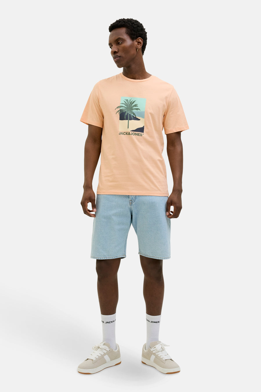 T-shirt à manches courtes orange par ORIGINALS BY JACK & JONES avec motif de palmier sur le devant, porté avec un short en jean.