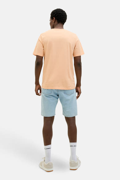 Oranje T-shirt met korte mouwen van ORIGINALS BY JACK & JONES, van achteren gezien, gedragen met een lichtblauwe spijkerbroek.