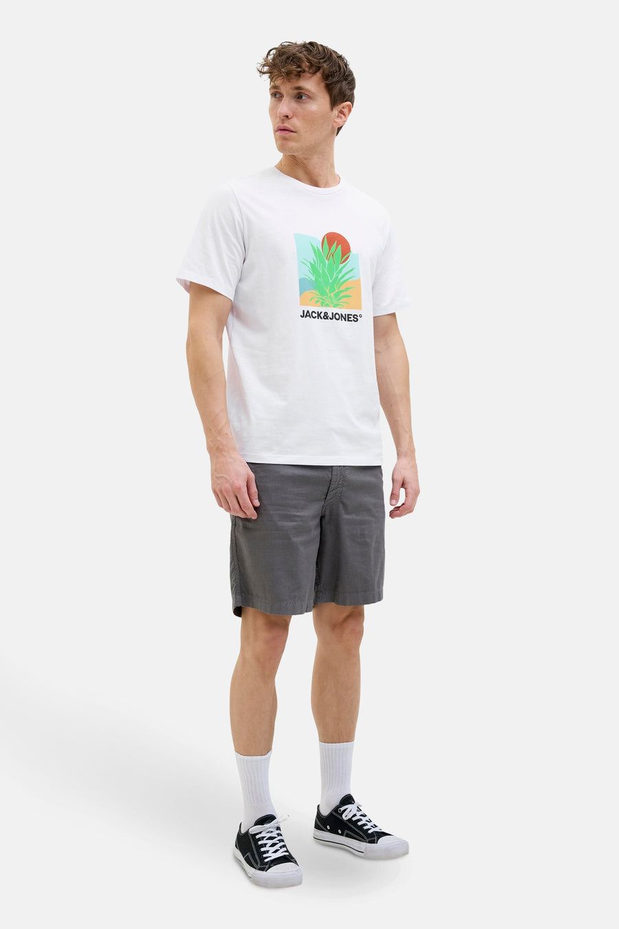 T-shirt à manches courtes blanc par ORIGINALS BY JACK & JONES avec un motif graphique, porté avec un short gris et des baskets.