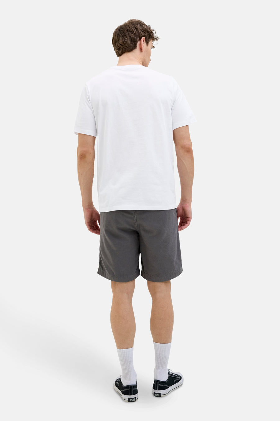 T-shirt blanc à manches courtes de ORIGINALS BY JACK & JONES, porté avec un short gris et des baskets.