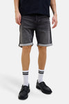 Short en jeans noir délavé par JACK & JONES JEANS INTELLIGENCE, porté avec chaussettes blanches rayées et chaussures noires.
