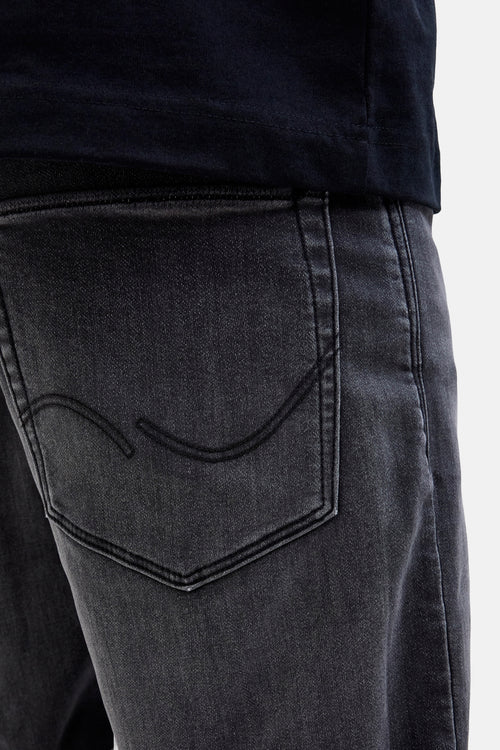 Short en denim noir par JACK & JONES JEANS INTELLIGENCE, avec poche arrière et couture apparente.
