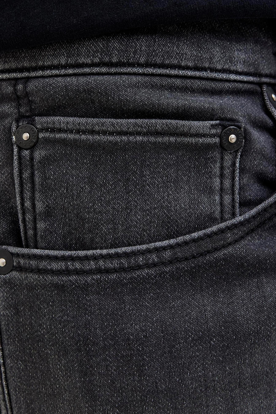 Short en jean noir délavé de JACK & JONES JEANS INTELLIGENCE, poche gousset et finitions coutures apparentes.