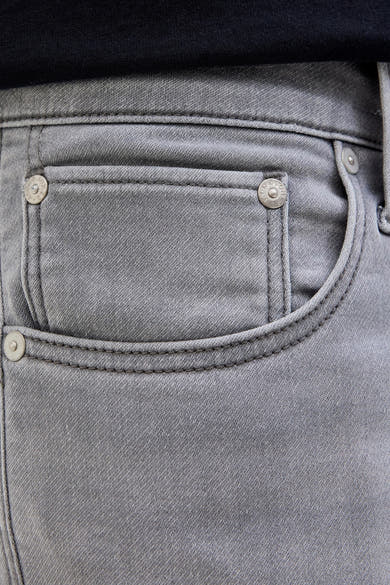 Korte spijkerbroek in grijs van JACK & JONES, met opgestikte zak en klinknageldetails.