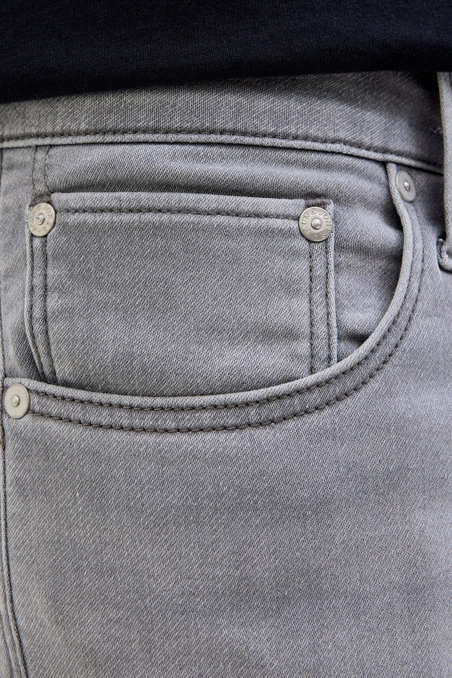 Korte spijkerbroek in grijs van JACK & JONES, met opgestikte zak en klinknageldetails.