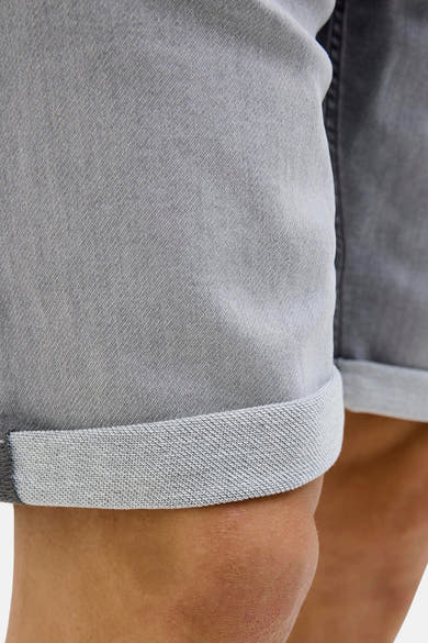 Korte spijkerbroek in grijs van JACK & JONES, met een omgeslagen zoom die de textuur van de stof laat zien.
