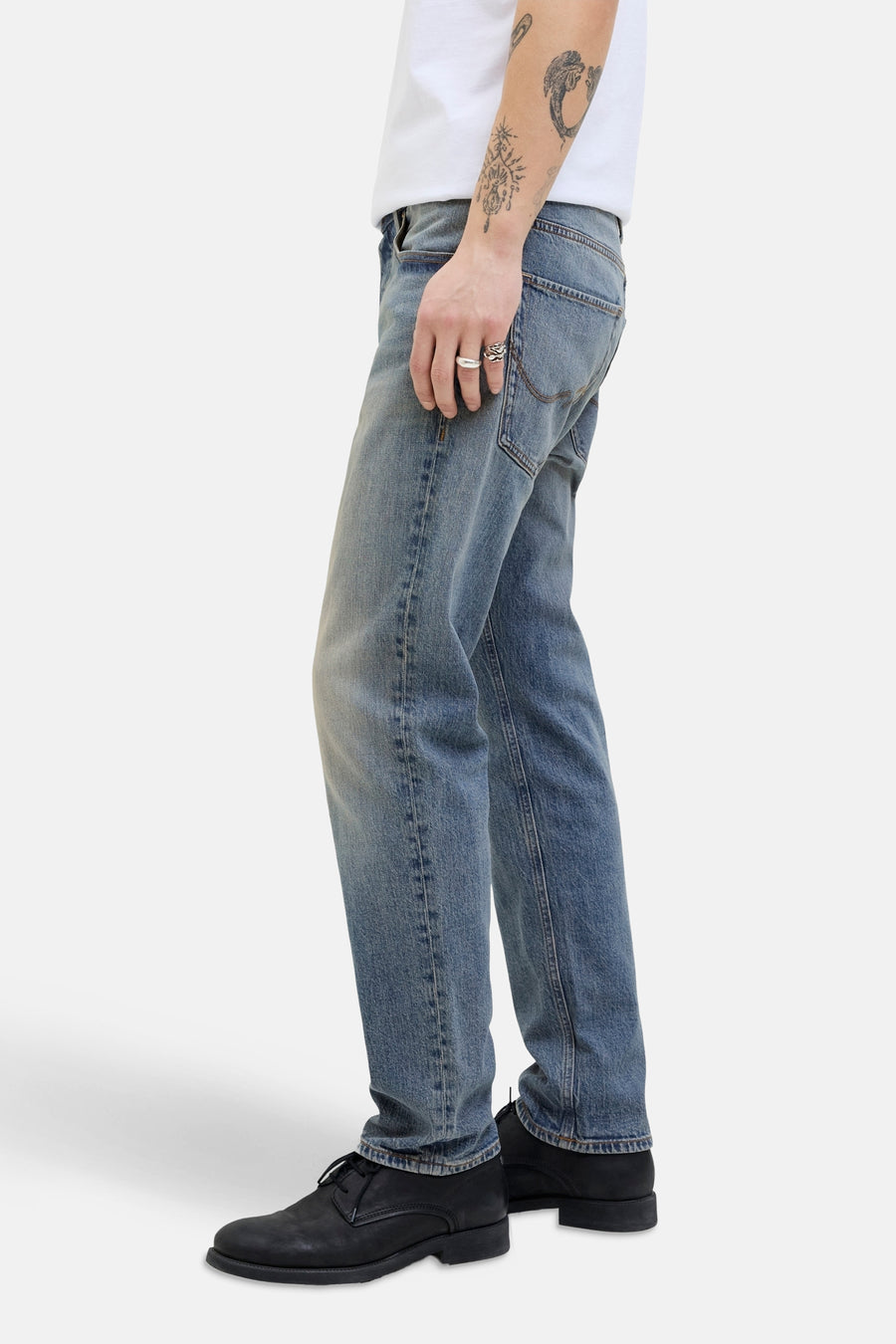 Taps toelopende jeans van middendonkerblauw denim van JACK & JONES, met zwarte schoenen en een ring.