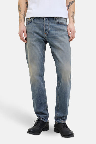 Jack & Jones Intelligence lichtblauwe tapered jeans met zwarte schoenen.