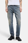 Jack & Jones Intelligence lichtblauwe tapered jeans met zwarte schoenen.
