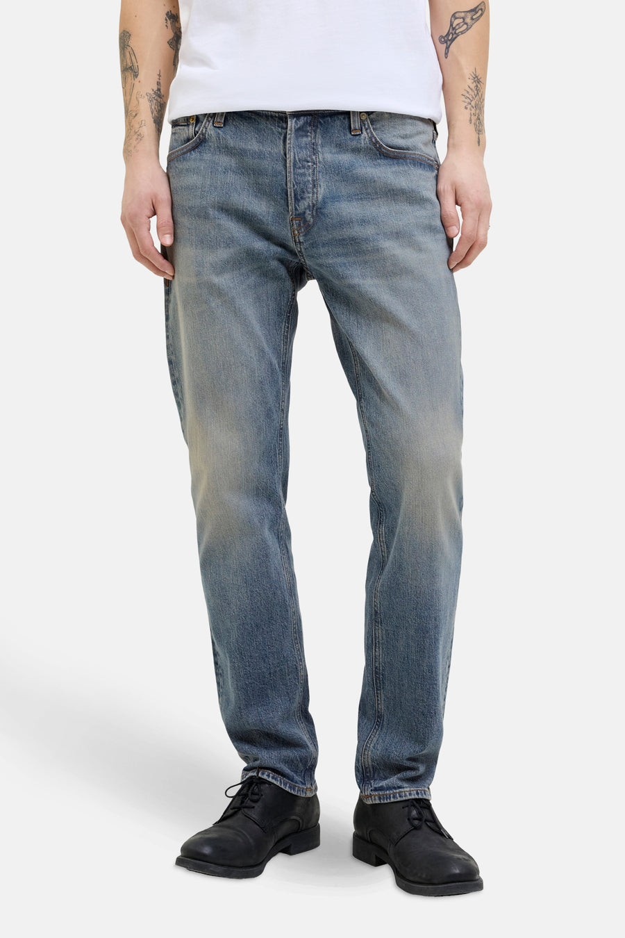 Jack & Jones Intelligence lichtblauwe tapered jeans met zwarte schoenen.
