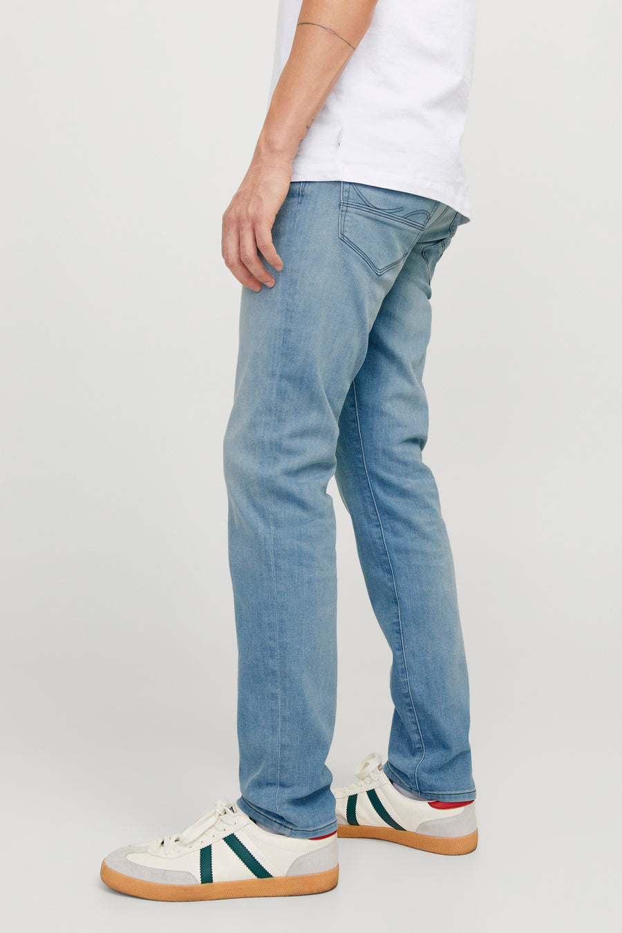 Slim jeans in lichtblauw denim van JACK & JONES JEANS INTELLIGENCE, gedragen met een wit T-shirt en sneakers.
