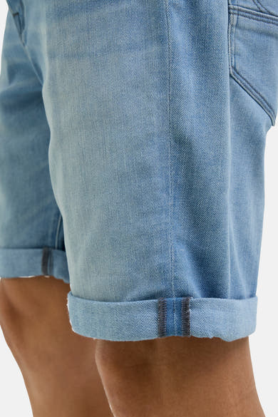 Short en denim bleu clair de JACK & JONES, avec ourlets roulés et texture denim visible.