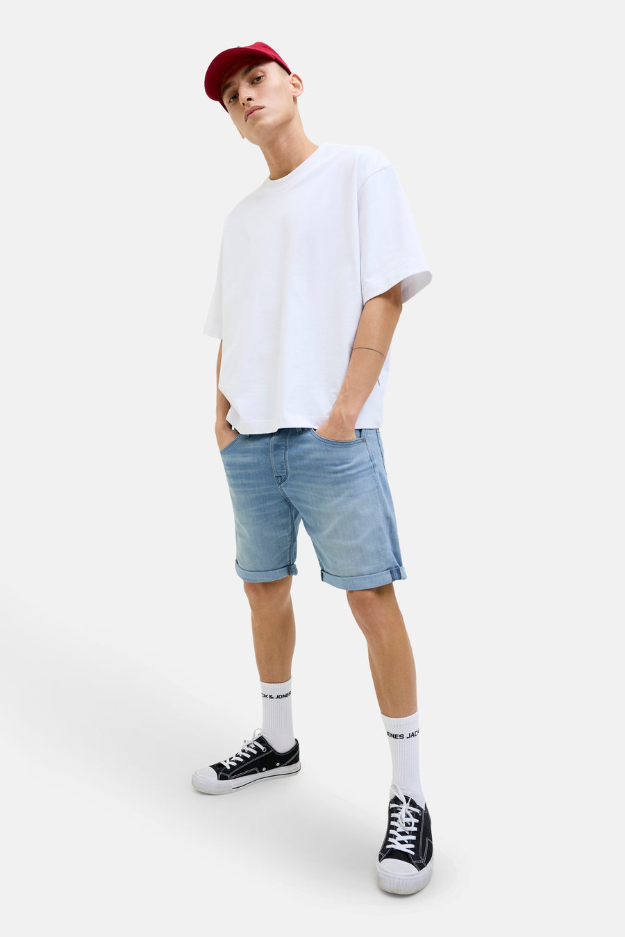 Short en denim bleu clair de JACK & JONES, porté avec un t-shirt blanc, des chaussettes montantes et des baskets.