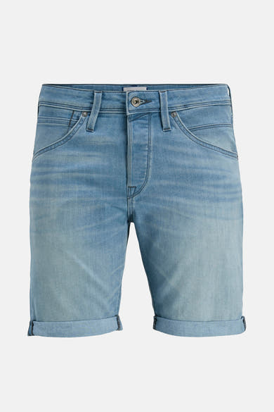 Short en denim bleu clair par JACK & JONES, avec ourlets retroussés et texture délavée.