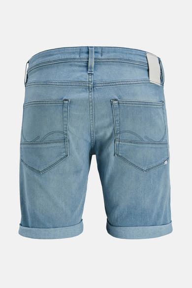 Short en denim bleu clair de JACK & JONES, avec des poches arrière et ourlets roulés.