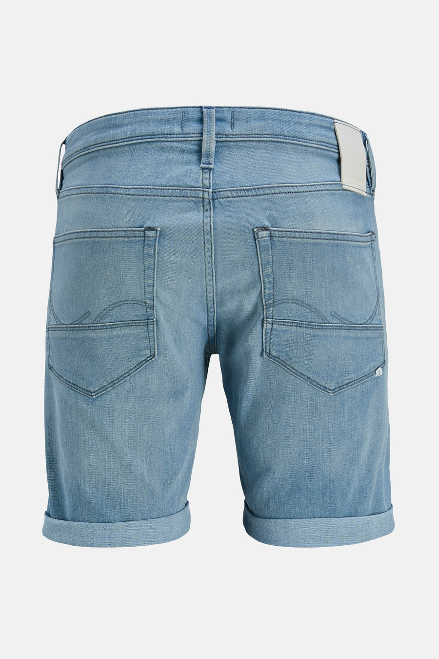 Short en denim bleu clair de JACK & JONES, avec des poches arrière et ourlets roulés.