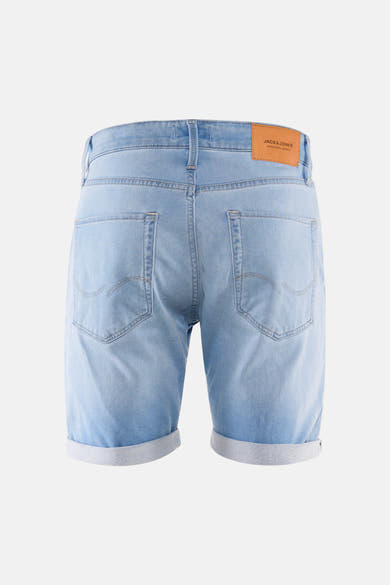 Short en jean bleu clair de JACK & JONES, vue de dos avec ourlets retroussés et étiquette en cuir marron.