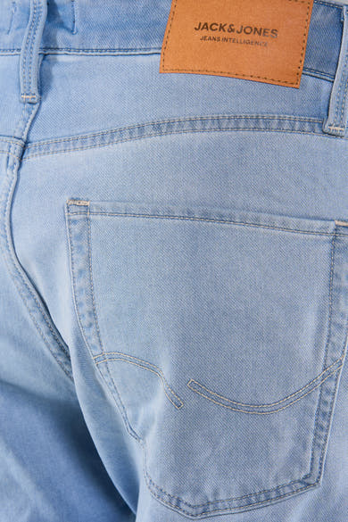 Short en jean bleu clair de JACK & JONES avec étiquette en cuir, boucle de ceinture et poche arrière à coutures contrastantes.