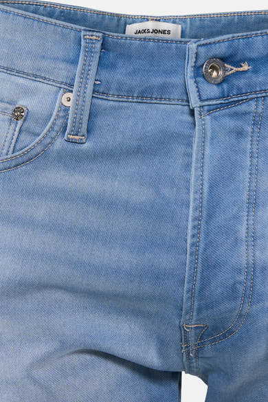 Short en jean bleu clair de JACK & JONES avec braguette boutonnée, surpiqûres claires et poche à monnaie.