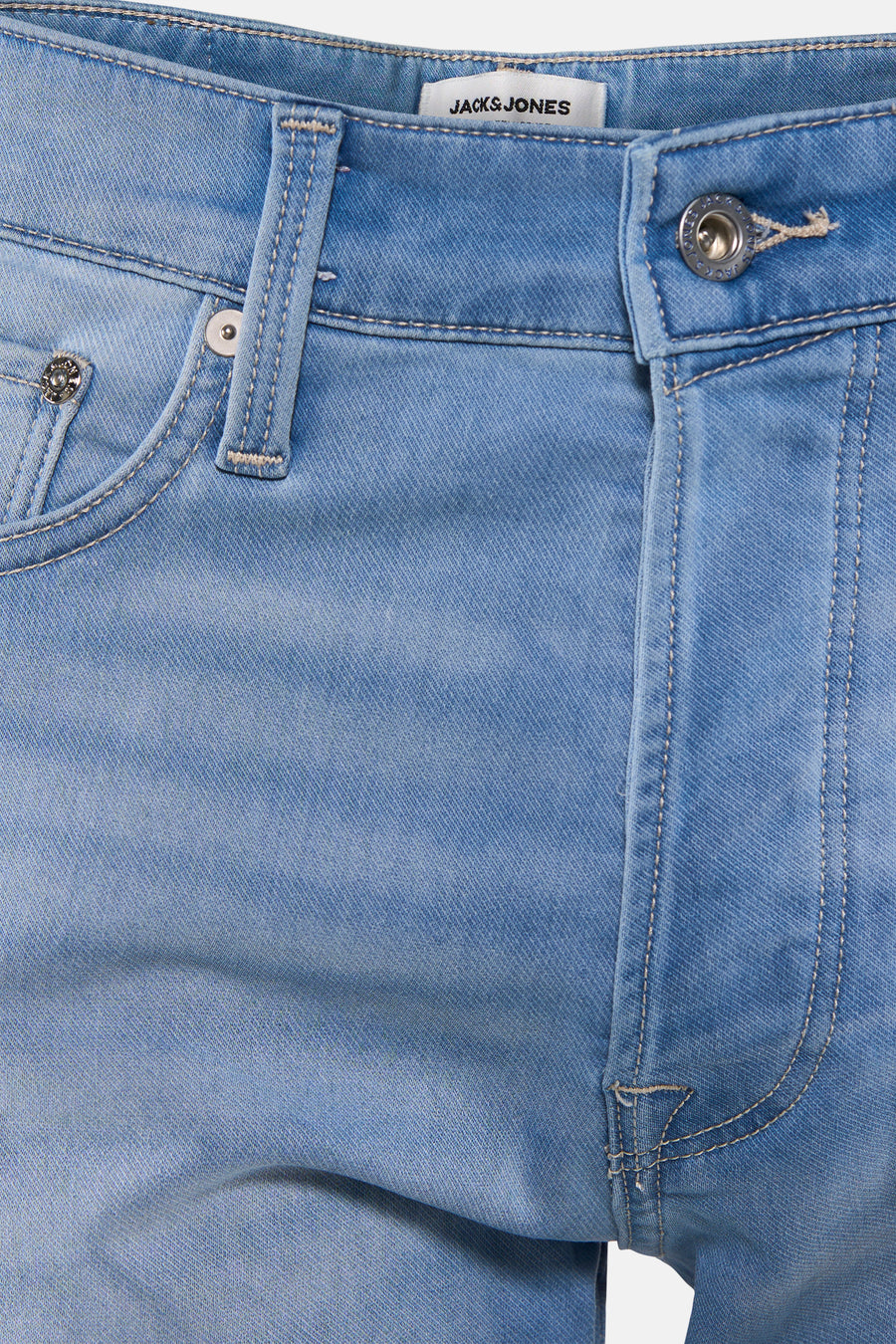 Short en jean bleu clair de JACK & JONES avec braguette boutonnée, surpiqûres claires et poche à monnaie.