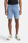 Short en jean bleu clair de JACK & JONES avec ourlets retroussés, porté par un homme.