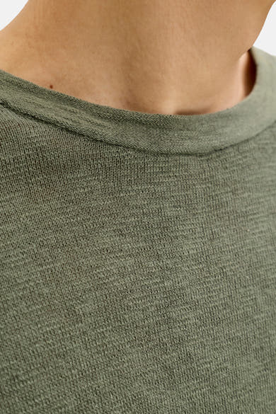 Pull à col rond vert par PREMIUM by JACK & JONES, avec une texture tricotée visible et un col ras du cou.