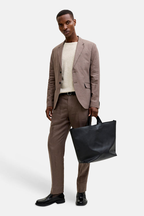 Beige ronde hals trui van PREMIUM by JACK & JONES, gedragen met een bruin pak en een zwarte tas.