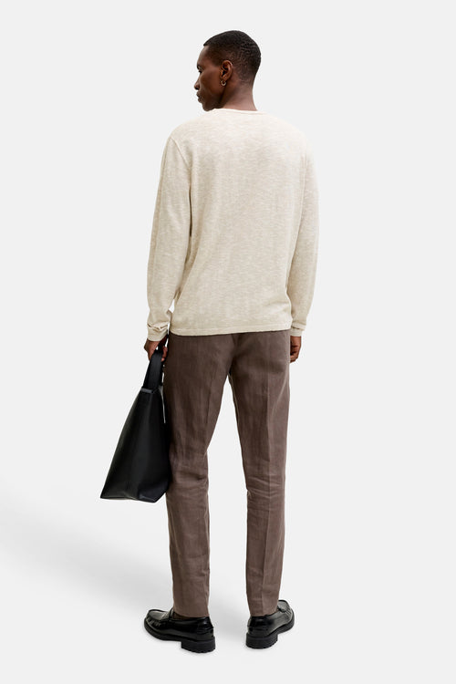 Beige ronde hals trui van PREMIUM by JACK & JONES, gedragen met een bruine broek en zwarte loafers.