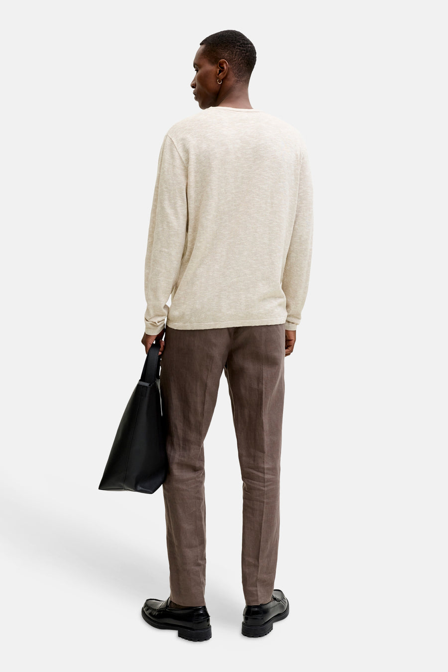 Pull à col rond beige de PREMIUM by JACK & JONES, porté avec un pantalon marron et des mocassins noirs.