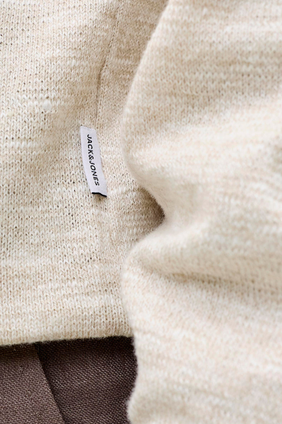 Pull à col rond beige de PREMIUM by JACK & JONES, en maille texturée avec étiquette de la marque visible.