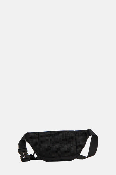 Zwarte schoudertas van ACCESSORIES BY JACK & JONES, met mesh-textuur en verstelbare band.