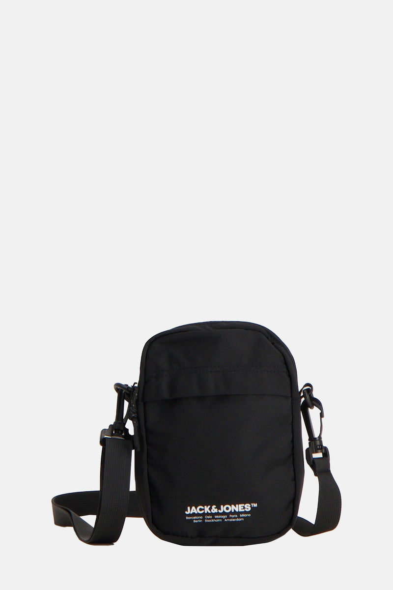 Zwarte schoudertas van ACCESSORIES BY JACK & JONES, met een verstelbare schouderriem en opgedrukt logo.