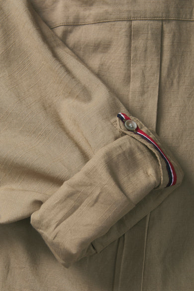 Beige chemise met lange mouwen van PREMIUM by JACK & JONES, detail met een driekleurig knop op de mouw.