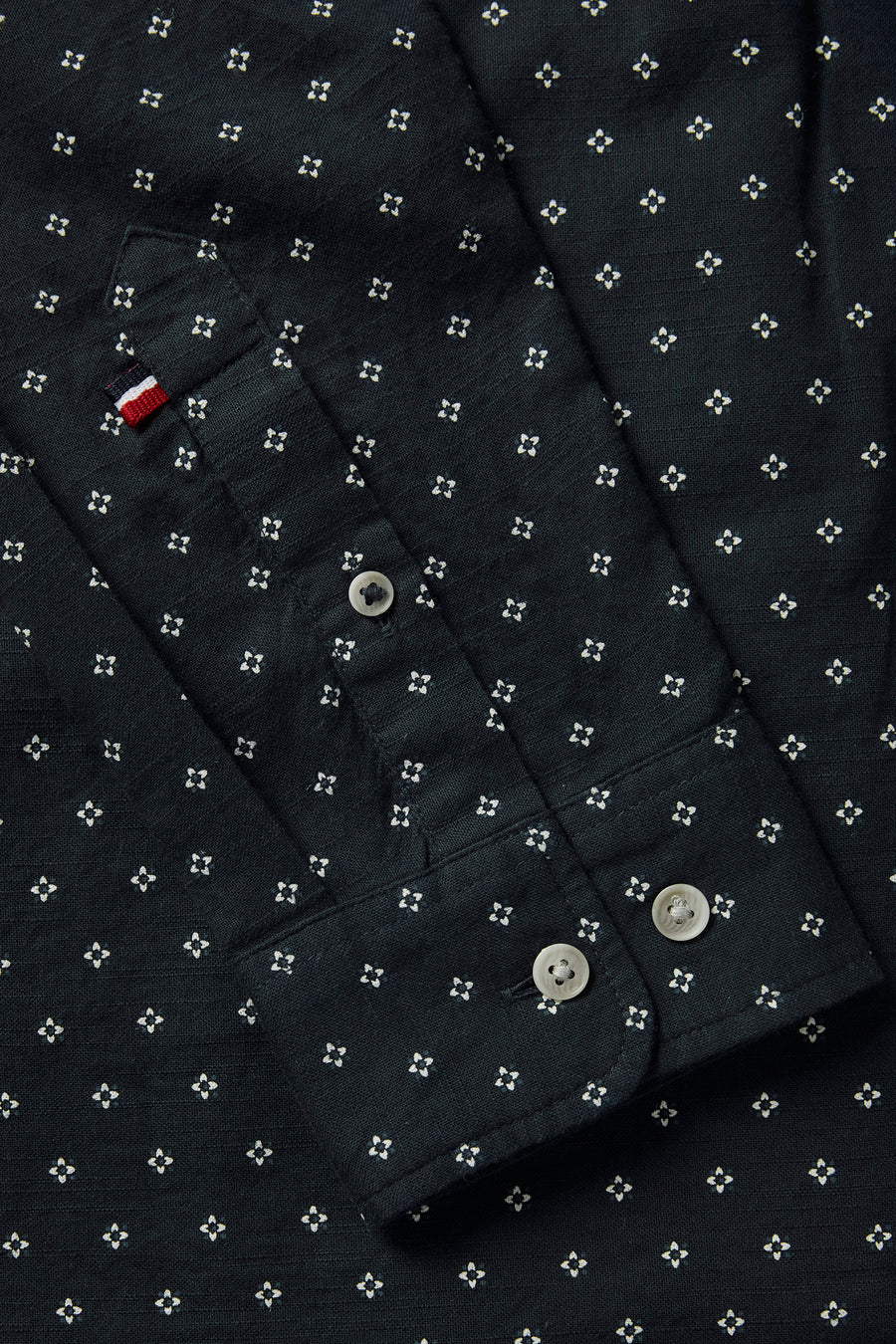 Blauwe blouse met lange mouwen en bloemenprint van JACK & JONES, met knoopsluiting en kenmerkend logo.