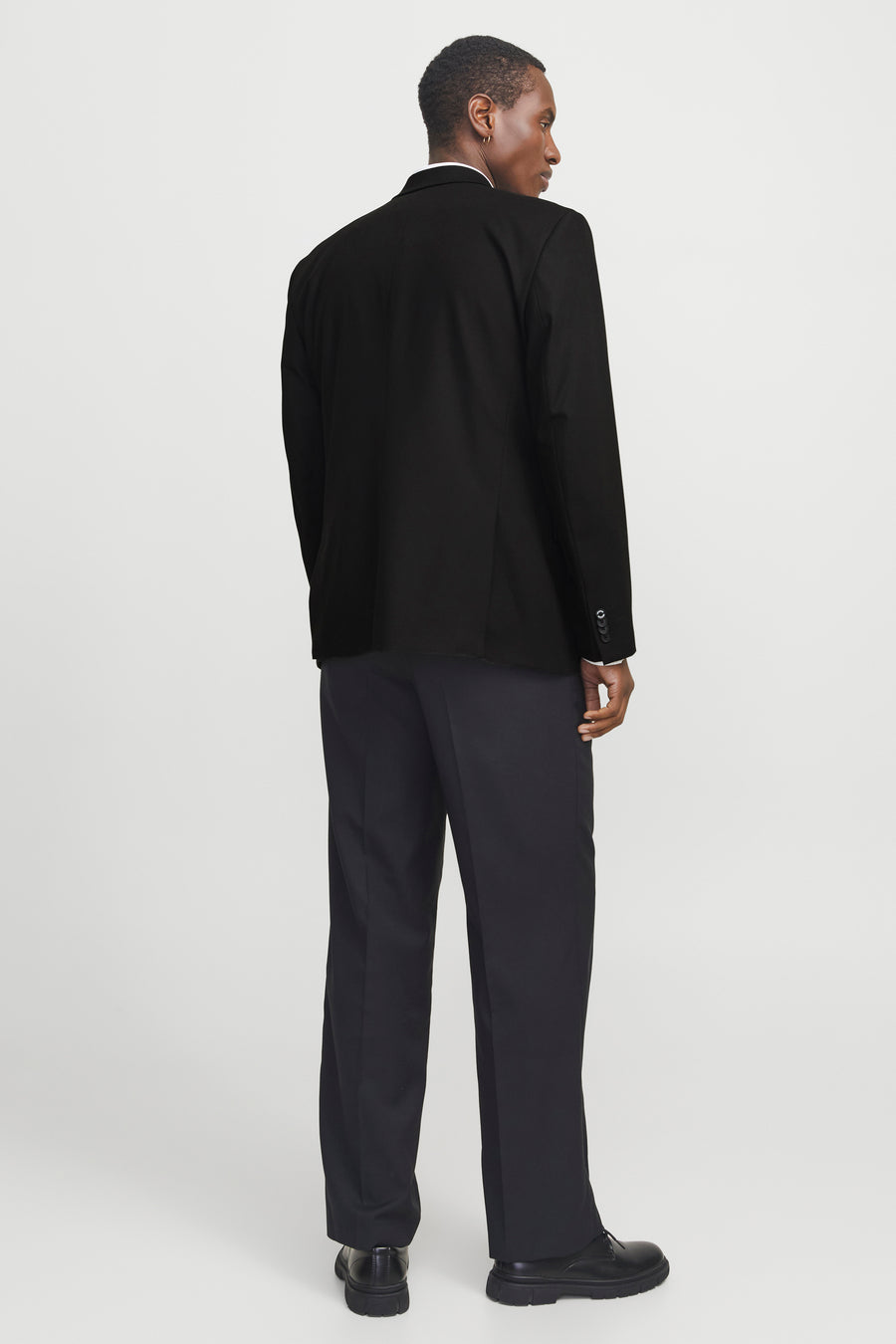 Blazer noir de PREMIUM by JACK & JONES, coupe classique avec pantalon et chaussures assortis.