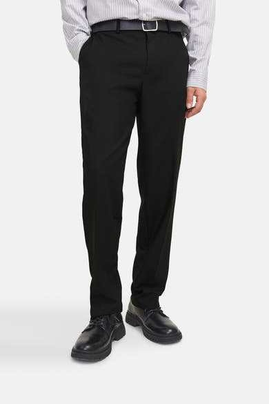 Pantalon de costume noir par PREMIUM by JACK & JONES, avec ceinture, porté avec une chemise rayée et des chaussures noires.
