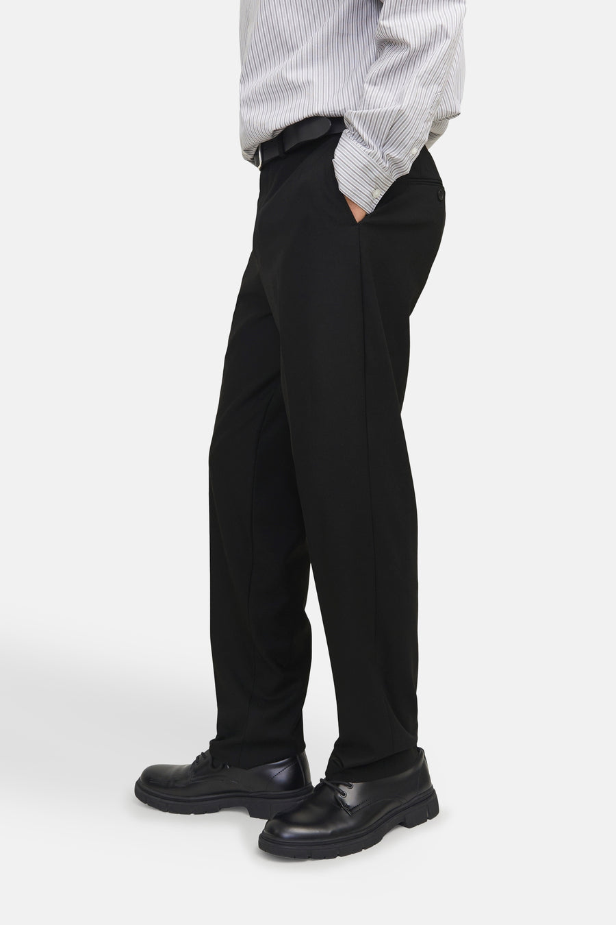 Pantalon de costume noir de PREMIUM by JACK & JONES, porté avec une chemise rayée et des chaussures noires.