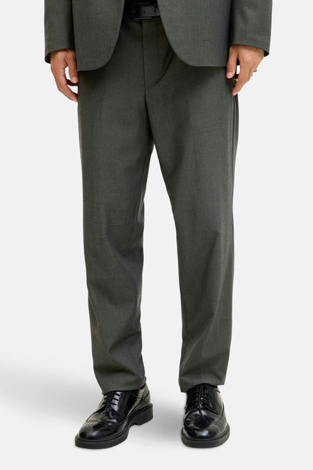 Groene kostuumbroek van PREMIUM by JACK & JONES, gedragen met een bijpassend jasje en zwarte schoenen.