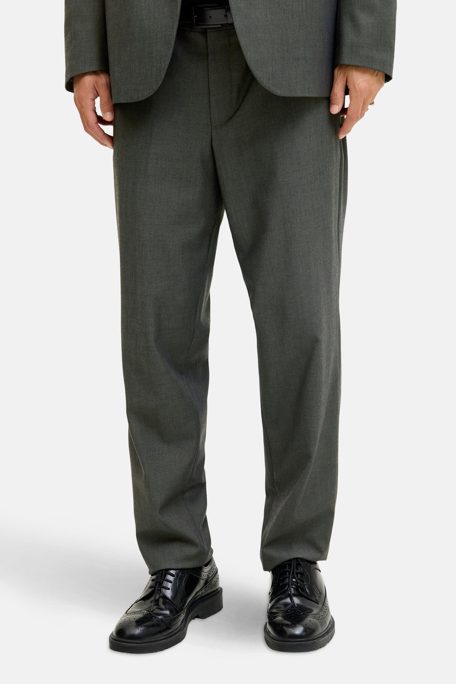 Groene kostuumbroek van PREMIUM by JACK & JONES, gedragen met een bijpassend jasje en zwarte schoenen.